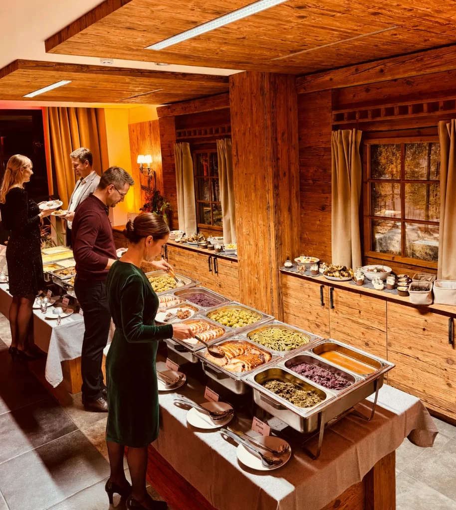 Festlich gekleidete Gäste am Weihnachtsbuffet der Zeesener Eventhütte